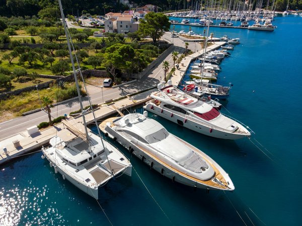 Location de yachts en Corse : entre luxe et découverte maritime